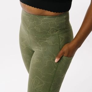 Olive Maze Light n Tight Leggings 24"